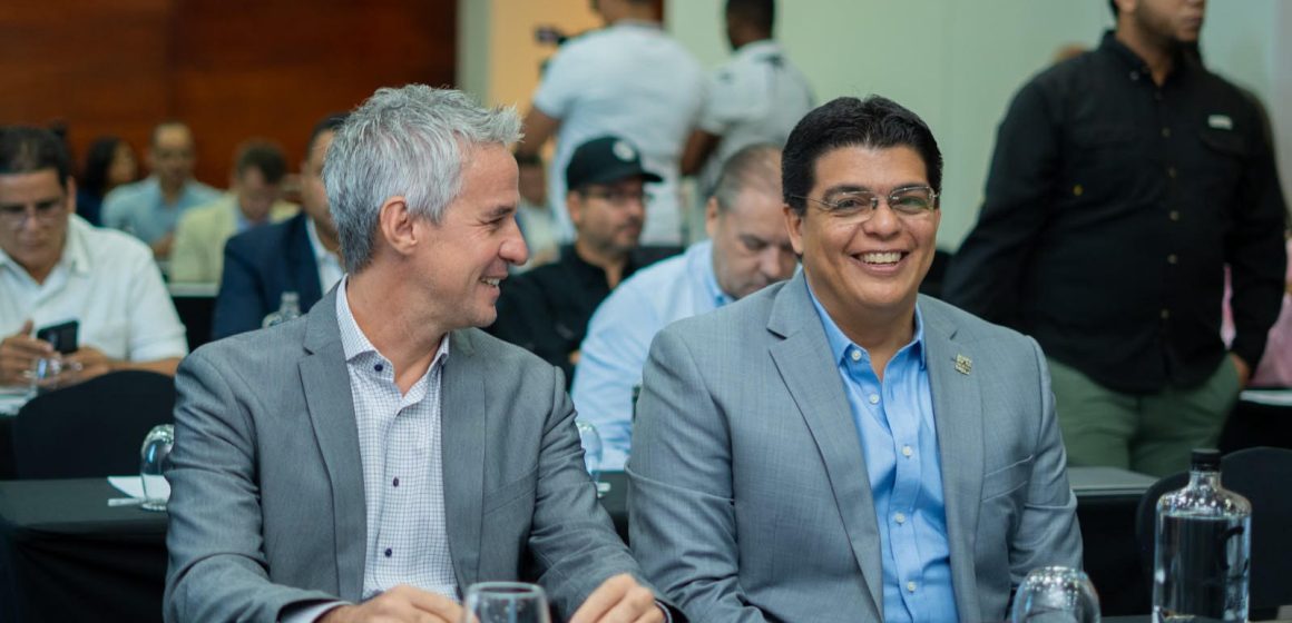 Ing. Fellito Suberví, director de la CAASD y Miguel Baruzze, del BID CAASD presenta programa para fortalecer seguridad hídrica del Gran Santo Domingo, Sánchez Ramírez y Monte Plata