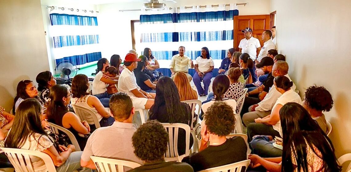 Abel Martínez conversa con comunitarios de Las Dianas
