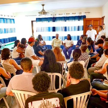 Abel Martínez conversa con comunitarios de Las Dianas