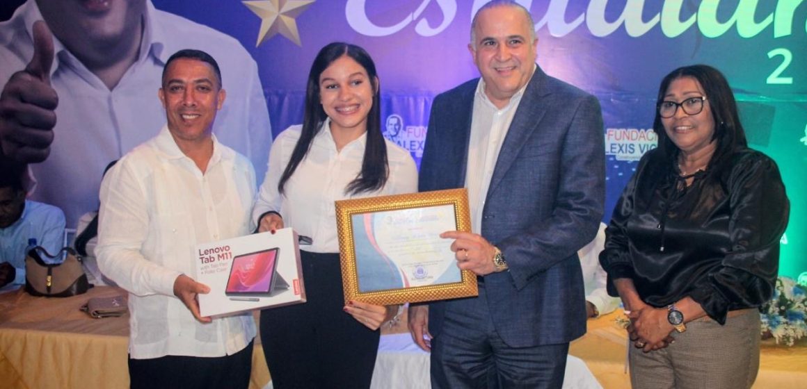 bac7ed8a-c828-463e-8504-b271405b948c Senador Alexis Victoria reconoce a 75 estudiantes meritorios de María Trinidad Sánchez con entrega de computadoras y tablets