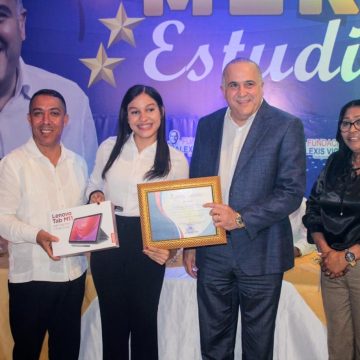 Senador Alexis Victoria reconoce a 75 estudiantes meritorios de María Trinidad Sánchez con entrega de computadoras y tablets