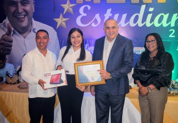bac7ed8a-c828-463e-8504-b271405b948c Senador Alexis Victoria reconoce a 75 estudiantes meritorios de María Trinidad Sánchez con entrega de computadoras y tablets