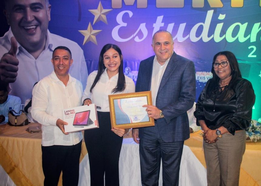 bac7ed8a-c828-463e-8504-b271405b948c Senador Alexis Victoria reconoce a 75 estudiantes meritorios de María Trinidad Sánchez con entrega de computadoras y tablets