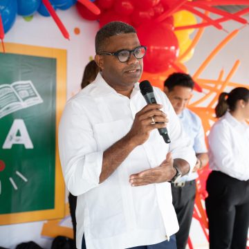 Arranca “A la Escuela con Propeep” en El Caimito, La Vega