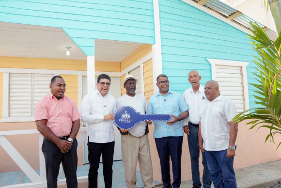 Propeep entrega casa nueva y equipada a hombre que vivía de forma precarias en El Tamarindo II de SDE