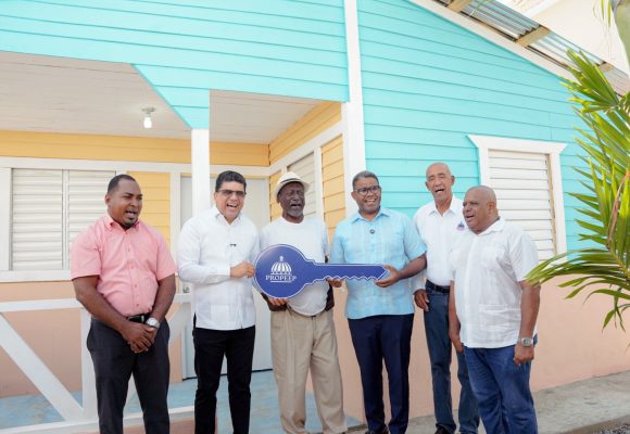 Propeep entrega casa nueva y equipada a hombre que vivía de forma precarias en El Tamarindo II de SDE