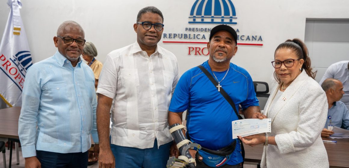 eebfd0af-cc73-4076-b64c-1874b6e23e22 Gobierno entrega ayudas económicas a comerciantes afectados por ampliación de avenida Los Beisbolistas en Manoguayabo