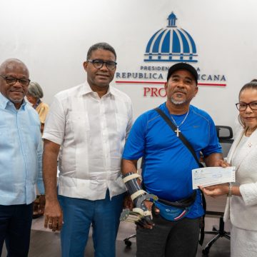 Gobierno entrega ayudas económicas a comerciantes afectados por ampliación de avenida Los Beisbolistas en Manoguayabo