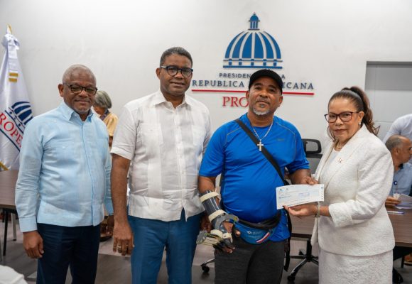 eebfd0af-cc73-4076-b64c-1874b6e23e22 Gobierno entrega ayudas económicas a comerciantes afectados por ampliación de avenida Los Beisbolistas en Manoguayabo