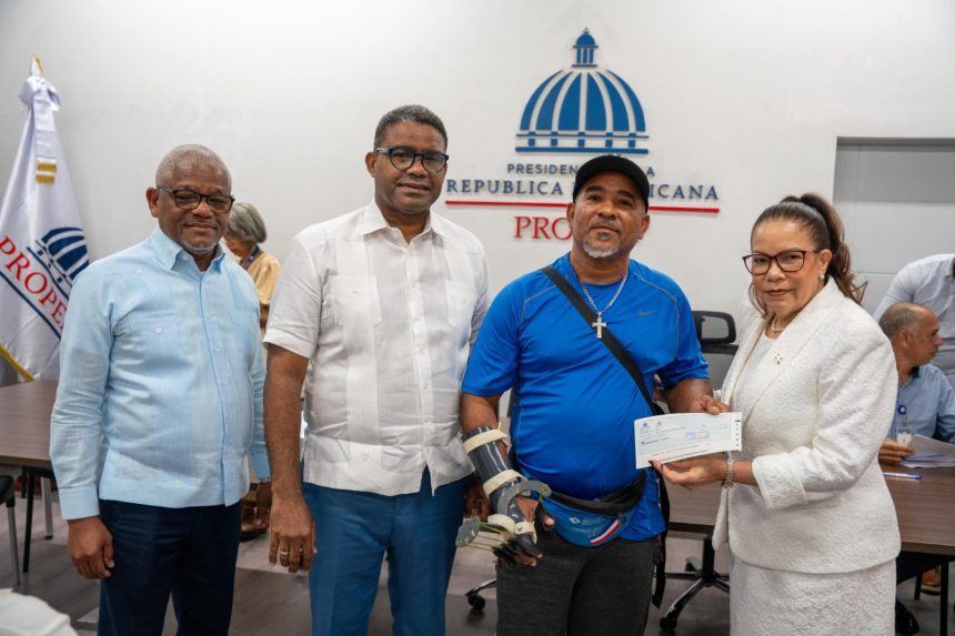 eebfd0af-cc73-4076-b64c-1874b6e23e22 Gobierno entrega ayudas económicas a comerciantes afectados por ampliación de avenida Los Beisbolistas en Manoguayabo