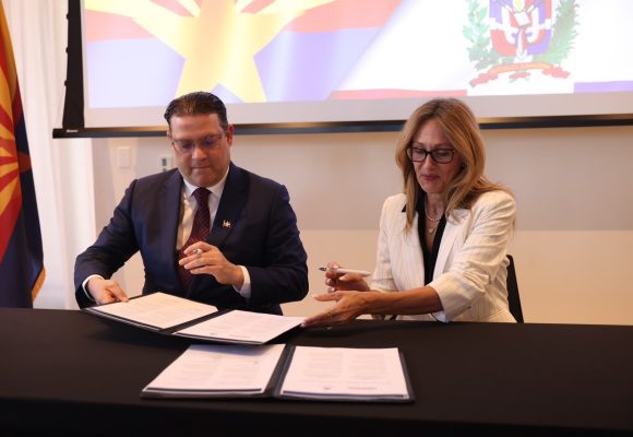 f2e22d8a-1f64-44ba-9a5a-1bf2bdd17ac9 Ministro Yayo Sanz Lovatón firma alianza con Arizona para impulsar la industria de semiconductores