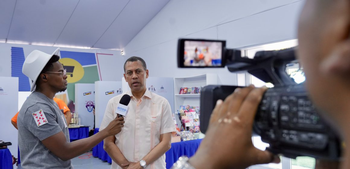 7d6e9c70-10d8-4dca-be6f-3e7090af5f35 Presidente del Indotel recorre varios estands e invita a la ciudadanía a visitar la Feria del Libro 2026