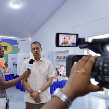 7d6e9c70-10d8-4dca-be6f-3e7090af5f35 Presidente del Indotel recorre varios estands e invita a la ciudadanía a visitar la Feria del Libro 2026