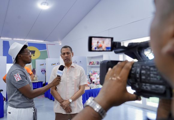 Presidente del Indotel recorre varios estands e invita a la ciudadanía a visitar la Feria del Libro 2026