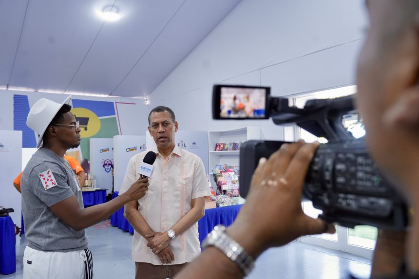 Presidente del Indotel recorre varios estands e invita a la ciudadanía a visitar la Feria del Libro 2026