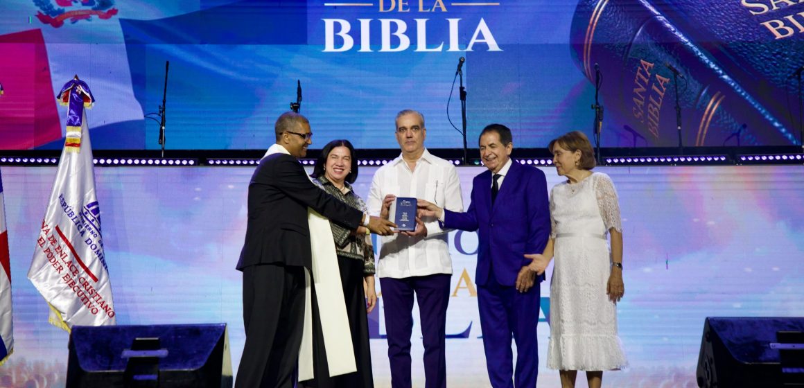 IMG-20260926-WA0186-scaled Comunidad Cristiana reconoce a Abinader en el Día de la Biblia