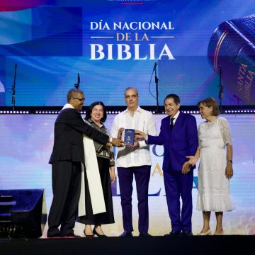 Comunidad Cristiana reconoce a Abinader en el Día de la Biblia