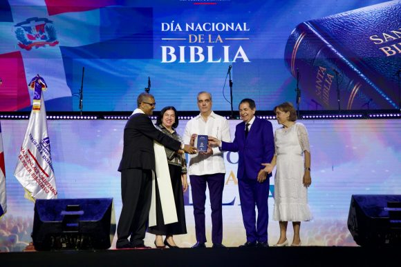 IMG-20260926-WA0186-scaled Comunidad Cristiana reconoce a Abinader en el Día de la Biblia