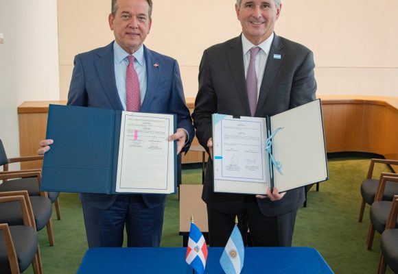 República Dominicana y Argentina suscriben acuerdo para ampliar conectividad aérea y oportunidades comerciales