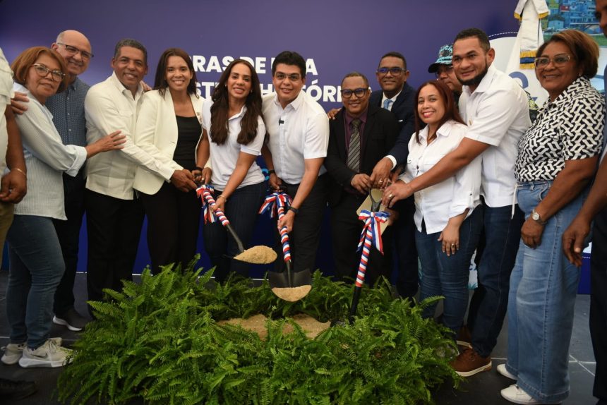 Fellito Suberví inicia el saneamiento de cañada en Los Guaricanos