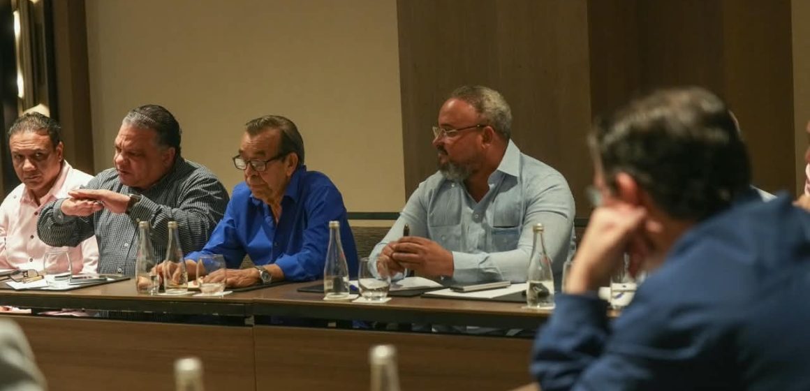 Gobierno fortalece diálogo con transportistas ante presiones del mercado internacional