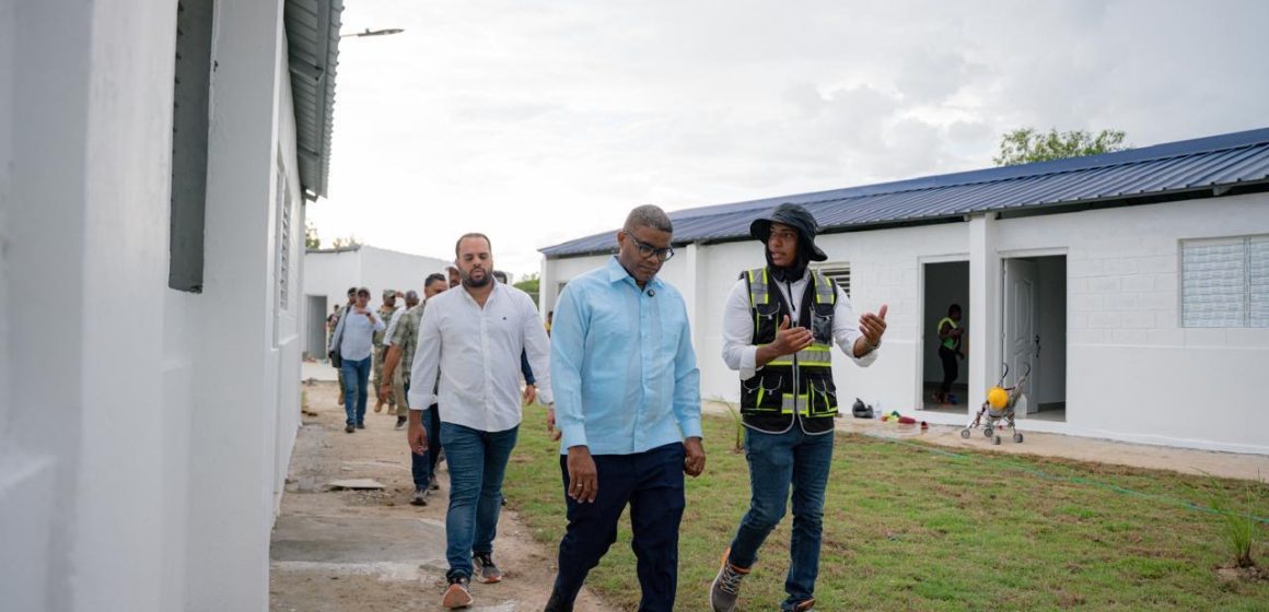 Robert Polanco supervisa terminación de Plaza Comunitaria en Bánica; entrega canchas y Paseos de los Colores en Elías Piña y San Juan