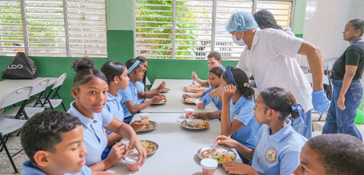 En el Día Mundial de la Alimentación, el INABIE destaca cómo se desarrollan las recetas del menú escolar destinadas a más de 2.1 millones de beneficiarios