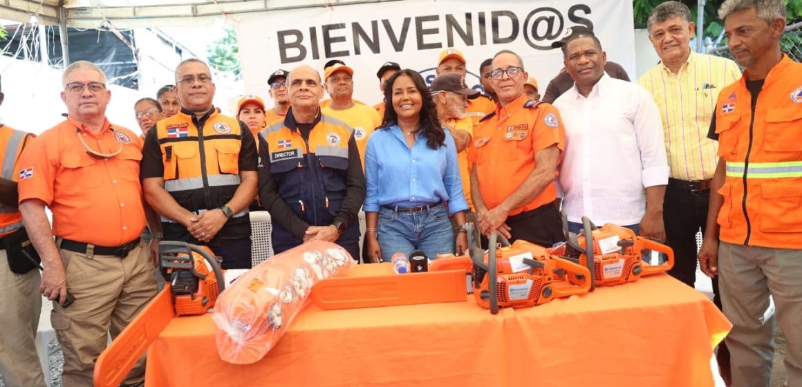 843babc0-657e-47df-b744-141ddcce972a Viceministra Scarlet Benzán entrega utensilios laborales y motocicletas a la Defensa Civil de Santo Domingo Oeste