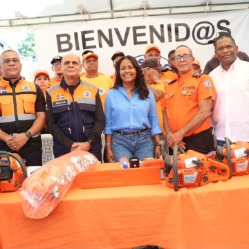 Viceministra Scarlet Benzán entrega utensilios laborales y motocicletas a la Defensa Civil de Santo Domingo Oeste
