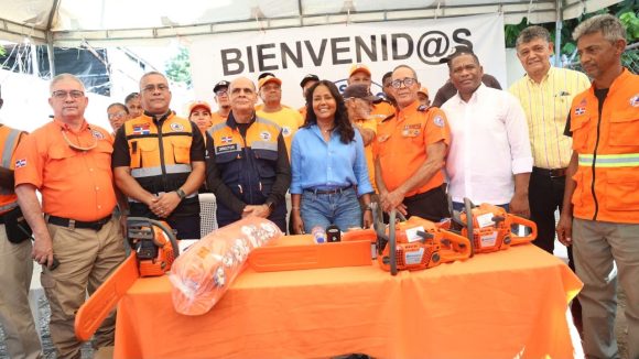 Viceministra Scarlet Benzán entrega utensilios laborales y motocicletas a la Defensa Civil de Santo Domingo Oeste