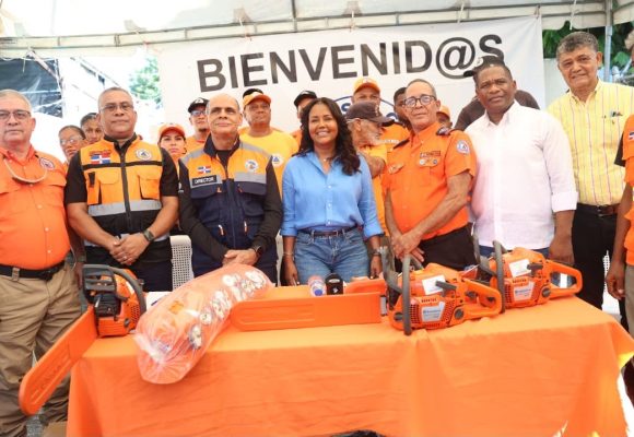 Viceministra Scarlet Benzán entrega utensilios laborales y motocicletas a la Defensa Civil de Santo Domingo Oeste