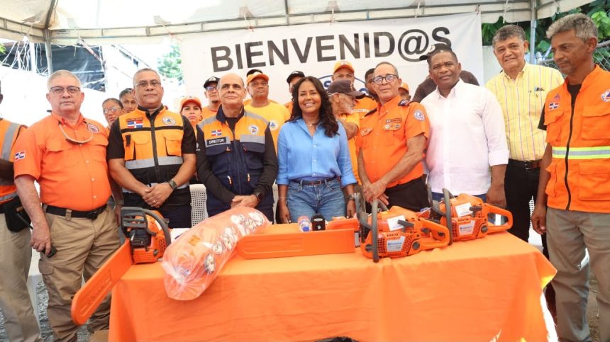 Viceministra Scarlet Benzán entrega utensilios laborales y motocicletas a la Defensa Civil de Santo Domingo Oeste