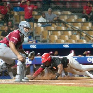 Accion-del-juego-12 (1) Licey blanquea a Toros sin hits; Gigantes remontan ante Leones