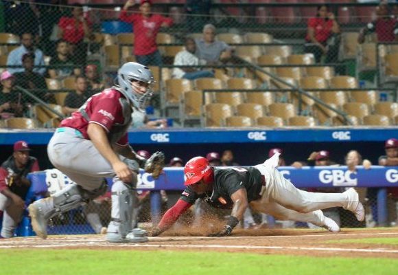 Accion-del-juego-12 (1) Licey blanquea a Toros sin hits; Gigantes remontan ante Leones