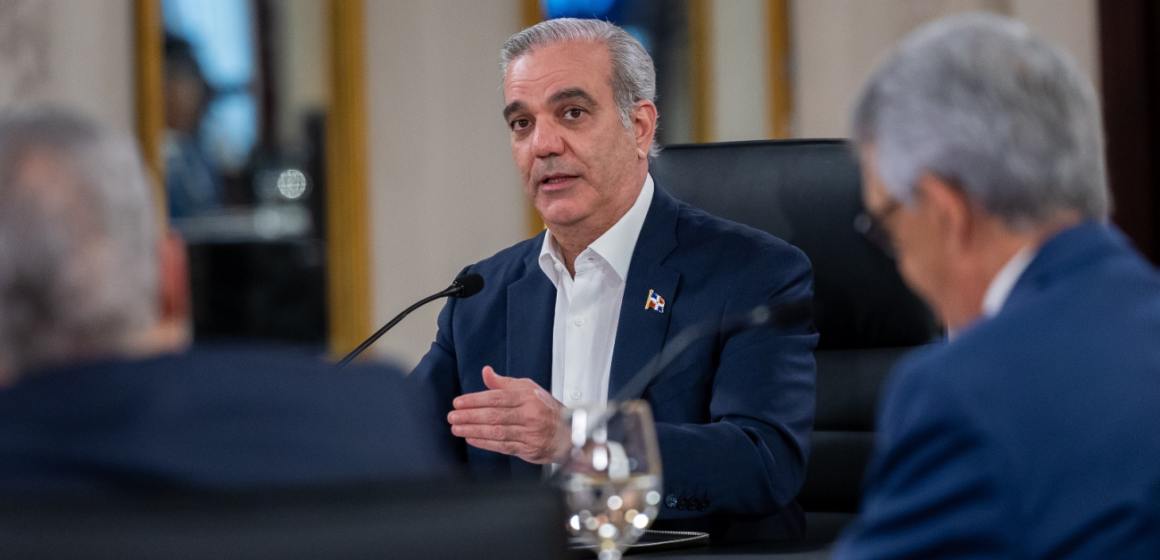 Presidente Luis Abinader mantiene a raya el alza de combustibles y absorbe hasta 200 pesos por galón en el transporte.