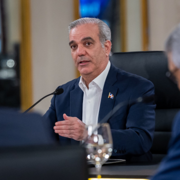 Presidente Luis Abinader mantiene a raya el alza de combustibles y absorbe hasta 200 pesos por galón en el transporte.
