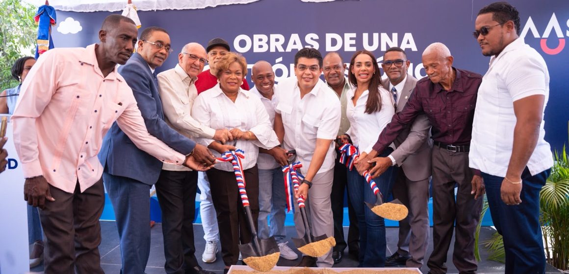 Fellito Suberví deja iniciados trabajos de saneamiento cañada Boronota, en SDN