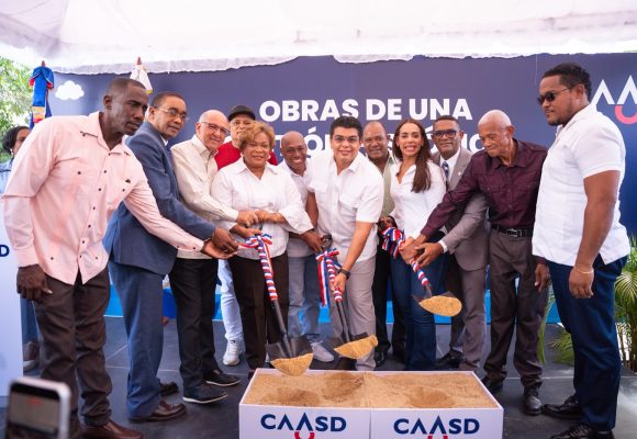 IMG_4546 Fellito Suberví deja iniciados trabajos de saneamiento cañada Boronota, en SDN