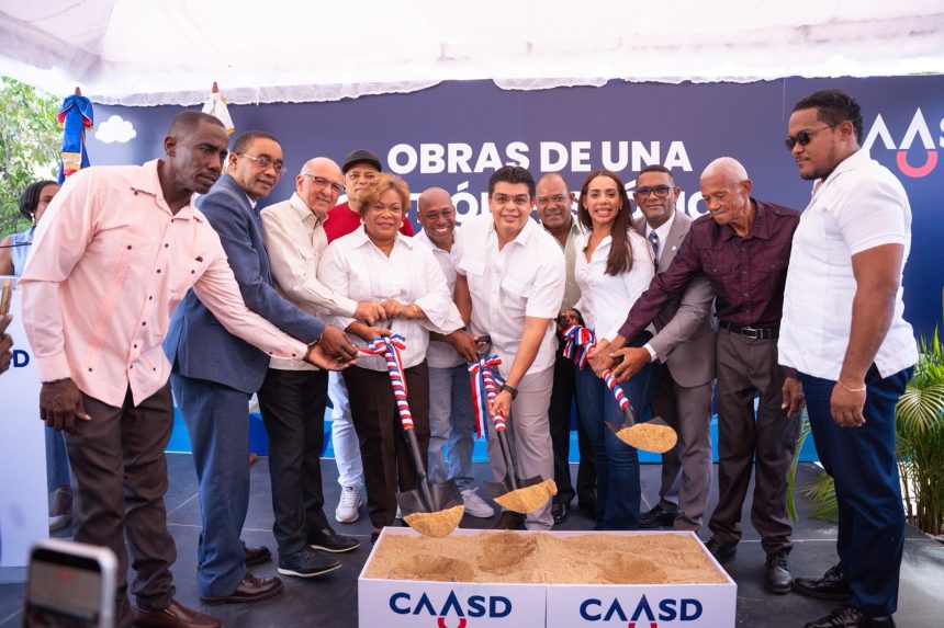 IMG_4546 Fellito Suberví deja iniciados trabajos de saneamiento cañada Boronota, en SDN