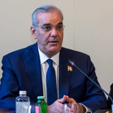 Presidente Luis Abinader pide al pueblo dominicano desde el Vaticano orar por la salud del papa León XIV