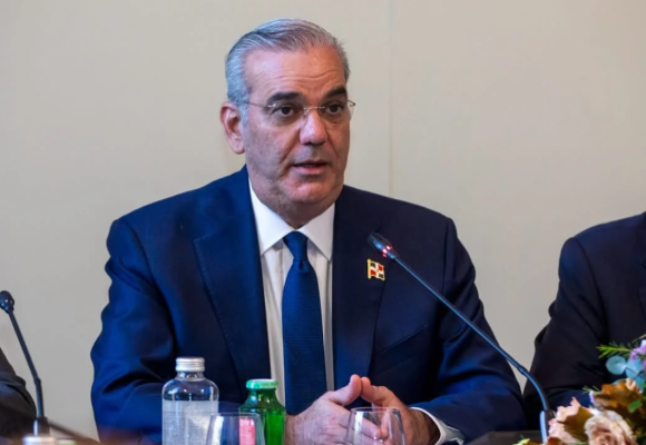 Presidente Luis Abinader pide al pueblo dominicano desde el Vaticano orar por la salud del papa León XIV