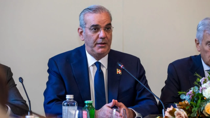 Presidente Luis Abinader pide al pueblo dominicano desde el Vaticano orar por la salud del papa León XIV