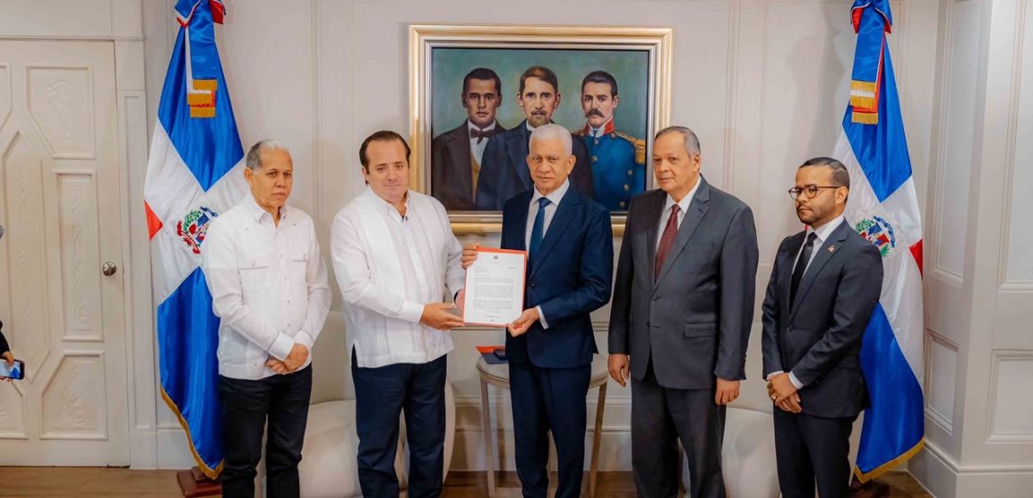 Ministro Paliza deposita en el Senado anteproyecto de ley sobre Plan Nacional de Ordenamiento Territorial
