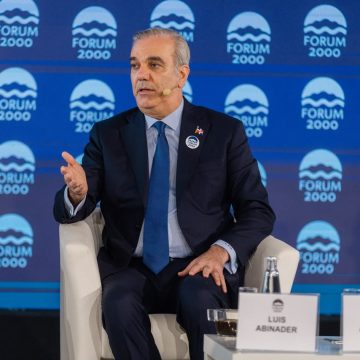 fbd1ae18-2164-4795-85f9-7a93abc8b1af Desde Praga, Abinader advierte sobre líderes que modifican la Constitución para continuar gobernando