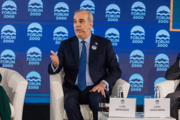 Desde Praga, Abinader advierte sobre líderes que modifican la Constitución para continuar gobernando