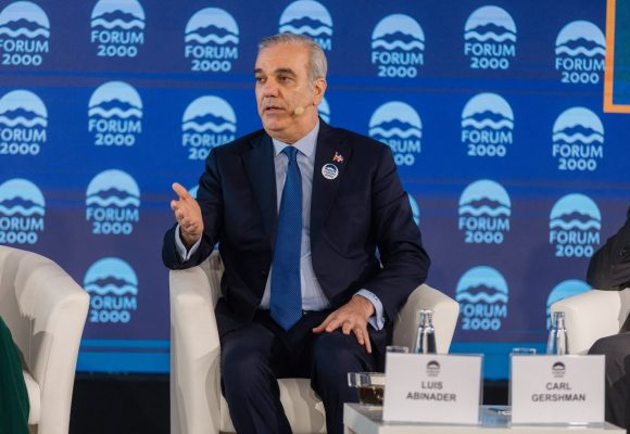 Desde Praga, Abinader advierte sobre líderes que modifican la Constitución para continuar gobernando