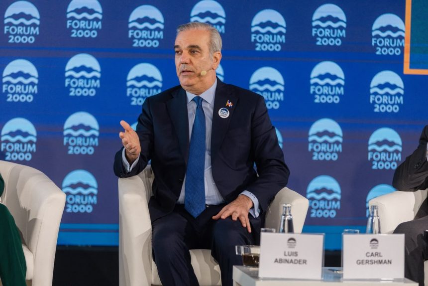 Desde Praga, Abinader advierte sobre líderes que modifican la Constitución para continuar gobernando